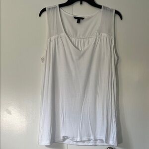 Banana Republic Classic White sleeveless v neck Tank Top